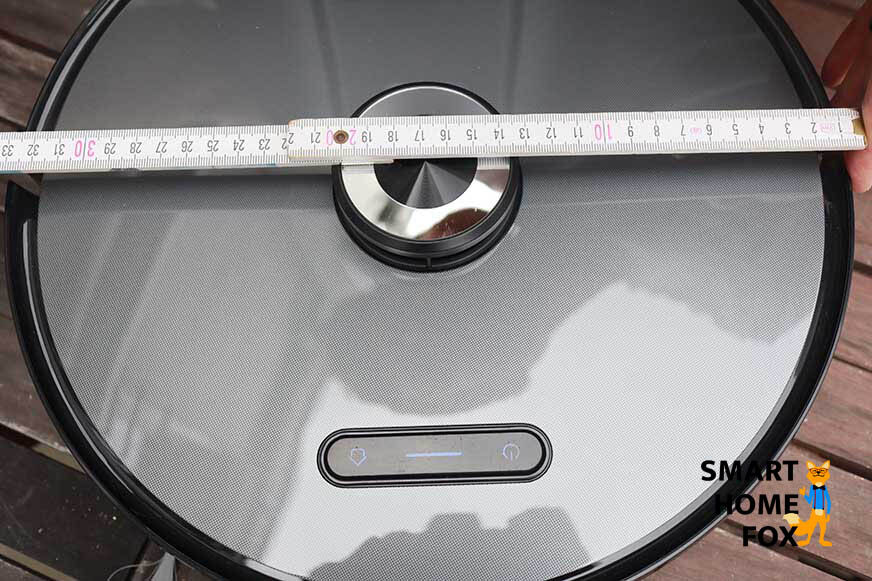 Der Proscenic M8 PRO wird mit einem Lineal ausgemessen